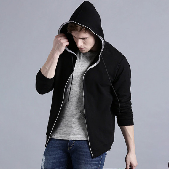 http://15.207.65.201/products/men-black-solid-hooded-sweatshirt