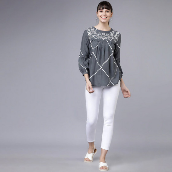 http://15.207.65.201/products/women-grey-and-white-printed-a-line-top