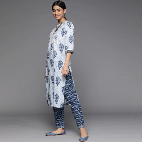 http://15.207.65.201/products/women-white-paisley-motifs-printed-pure-cotton-kurta-with-trousers-with-dupatta