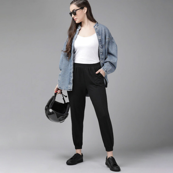 http://15.207.65.201/products/women-black-solid-straight-fit-cropped-joggers