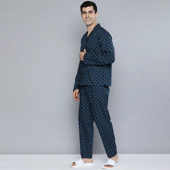 http://15.207.65.201/products/men-navy-blue-white-printed-pure-cotton-night-suit