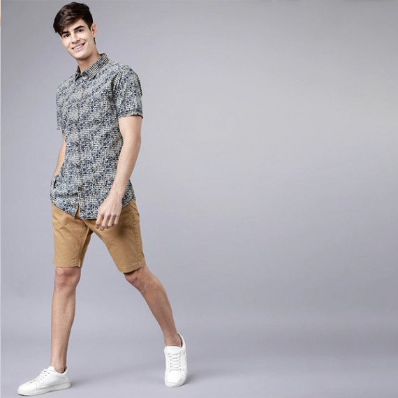 http://15.207.65.201/products/men-khaki-solid-slim-fit-regular-shorts