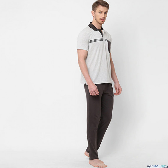 http://15.207.65.201/products/men-white-grey-striped-pure-cotton-night-suit