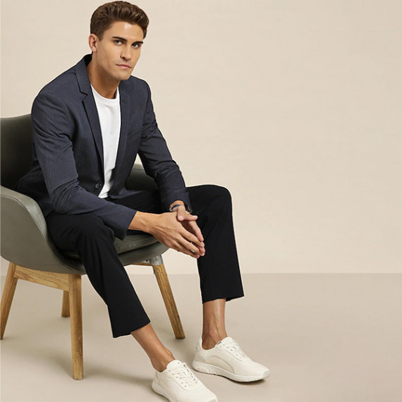 http://15.207.65.201/products/men-navy-blue-slim-fit-self-design-smart-casual-blazer