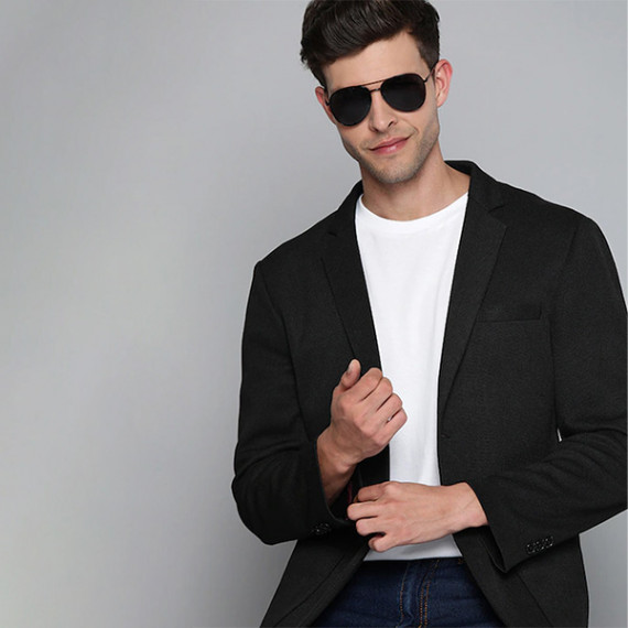 http://15.207.65.201/products/men-black-textured-regular-fit-single-breasted-blazer