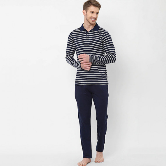 http://15.207.65.201/products/men-navy-blue-white-printed-night-suit
