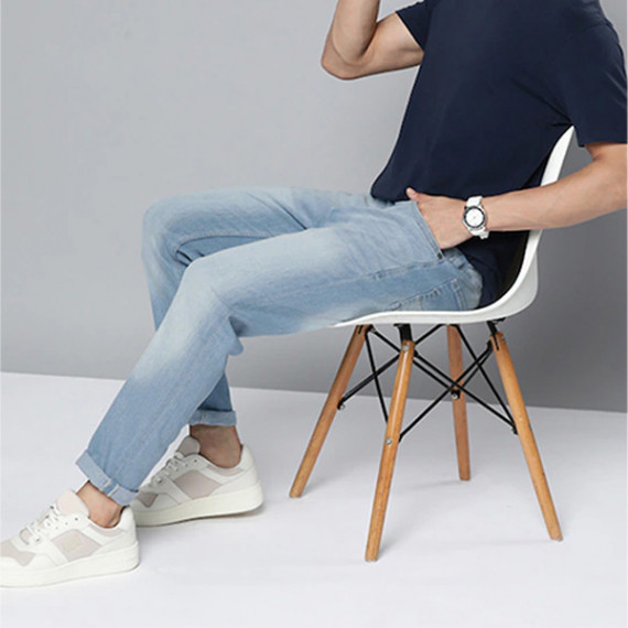http://15.207.65.201/products/men-blue-slim-tapered-fit-light-fade-stretchable-jeans